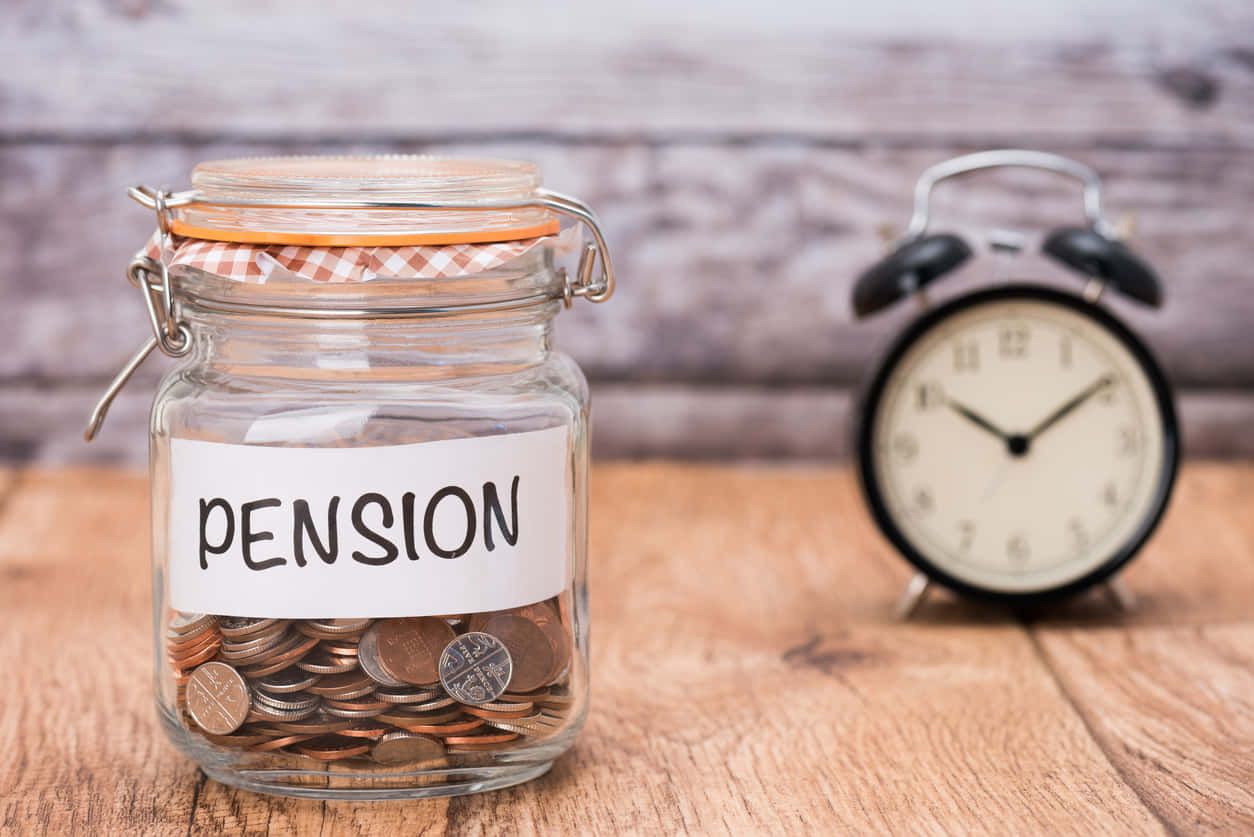 崩壊していく年金は信用できない!老後に向けた貯金の必要性を説明する。